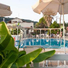 Vassilis Paradise Garden Aparthotel, хотел в Агиос Георгиос Пагон