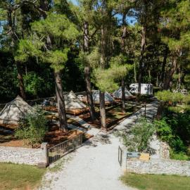 Camp 'Dvor' bell tent accommodation, hotel v mestu Manjadvorci