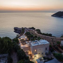 Terra Petra Luxury Villa - The Seafront Retreat, hotell i Skinária