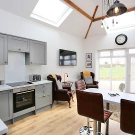 Stunning Coach House with two bedrooms and parking