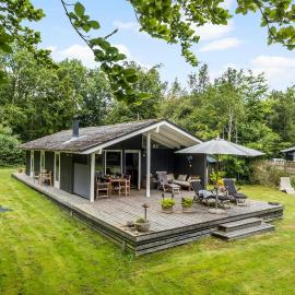3 Bedroom Nice Home In Hadsund, hotel in Hadsund