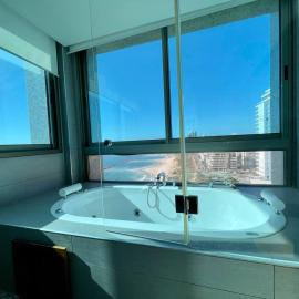 C Tower Premium Apartments, Panoramic Sea View, отель в Нетании