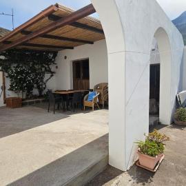 Villa Aurora con vista mozzafiato su Strombolicchio, hotel en Stromboli