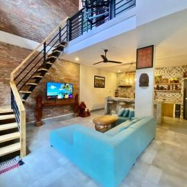 Modern 2-bedroom townhouse with rooftop terrace, hotel v destinácii Kampot