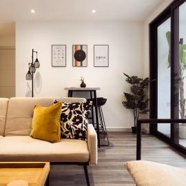 Modern 1-Bedroom Apartment near Kew Gardens with Free Parking & Workspace