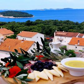 Apartments Tonći and Iris, hotel u gradu Primošten