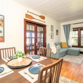 The Cowdry Cottage - Pet-Friendly - Canoe - Bikes, hotel in Alexandria