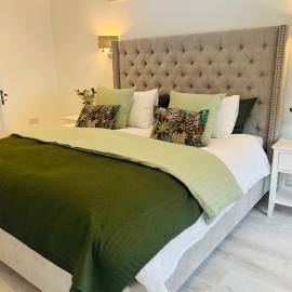 Luxurious 5Star Retreat on Westports Main Street, hotel in Westport