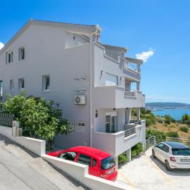 Apartments with parking space Seget Donji, Trogir - 23273