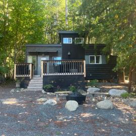 Malaspina Strait Tiny Home, hôtel à Powell River