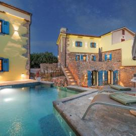 Villa Melary with Pool and Jacuzzi, hótel í Kras