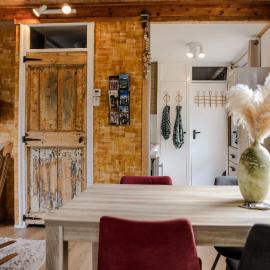 Sfeervolle bungalow op vakantiepark Baarland، فندق في Baarland