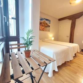 Habitación en apartamento con zonas comunes compartida HSJG, hotel a Bilbao