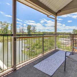 13 Mi to Port Clinton: Lake Erie Getaway w/ Dock, hotel sa Oak Harbor