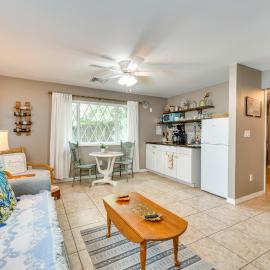 Mount Dora में, होटल 1 Mi to Lake Dora: Cottage w/ Shared Yard & Patio!