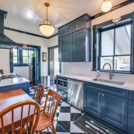 Radiant Gloucester House w/ Private Porch!, hotel en Gloucester