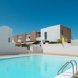 El Palmeral - Holiday Home with Terrace and Pool in Corralejo, hotel in Corralejo