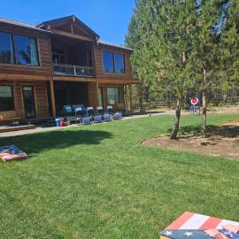 Beautiful Riverfront Near Mt Bachelor with Hot Tub, hotell sihtkohas Bend