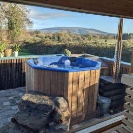 Secluded Private Cottage Hot-tub, Sauna & Fire-pit, hotel Carrick on Shannonban