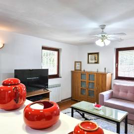 Sarajevo Pine Hideaway - Free Private Parking, hotel in Sarajevo