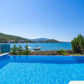 Beachfront Apartment house Hon with pool