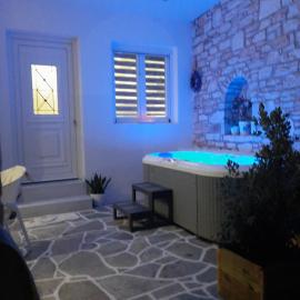 Flora Suite in Naoussa Paros