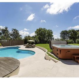 Sleeps10 18-Parking-Garden-Pool-HotTub-Balcony: Eastbourne şehrinde bir otel