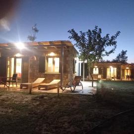 Petousis Villas، فندق في Galatás