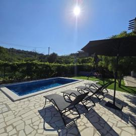 Apartment Dawn- cozy apartment with private pool near Omiš، فندق في Gata
