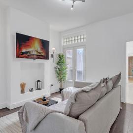 Cozy Nook-Hot Tub, Sleeps 8, Free Parking, Netflix, hotel in Leicester