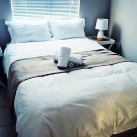 Cheerful 3-bedroom vacation home, Hotel in Kathu
