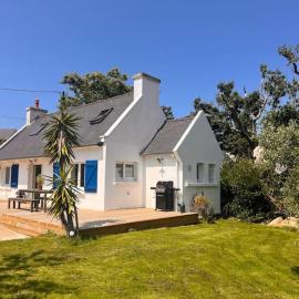 Maison bretonne rénovée à neuf - Terrasse plein sud - Proche plage, hotel in Perros-Guirec