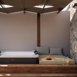 Majestic Manor with outdoor Jacuzzi by 8essentially, hotel in Karteros