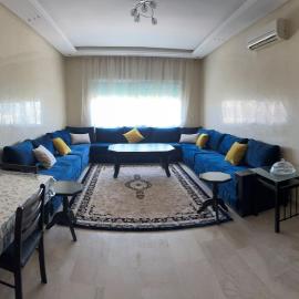 Grand appartement ensoleillé, suite parentale, 2 salons, 2 salles de bains, 2piscines, stationnement privé, à 750m de la plage Mimosa, hotel in Pont Blondin