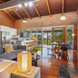Hilltop Hideaway at Coolum Beach, хотел в Кулъм