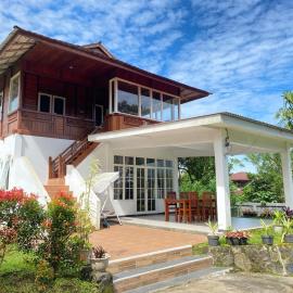 Viesnīca A Spacious Tropical 4 Bedrooms with Bathrooms Villa Marion Tomohon with the view of Gunung Lokon pilsētā Tomohon