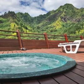 Villa de luxe LEGEND RESORT MOOREA vue mer et montagne - piscine - terrain de tennis - salle de sport - 3 chambres, Hotel in Moorea
