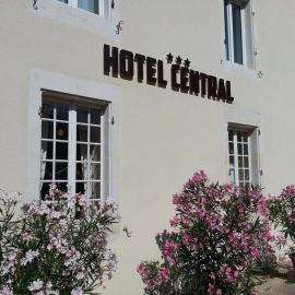 Viesnīca Hotel Central pilsētā Chaunay