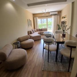 Luxerious apartment with a private garden and pool access, hotel in Sheikh Zayed