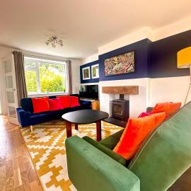 Funky 3 bed house, Bromborough, Wirral, hotell i Bromborough