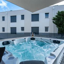4 GENTLEMEN VILLAS with private jacuzzi, khách sạn ở Novalja