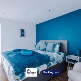 Modern 4-BR Home Sleeps 10 Ideal for Families Contractors & Groups