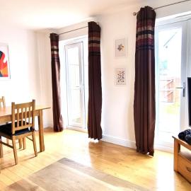 Spacious 4 Bedroom House, Old Town, hotel in Swindon