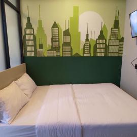 Behomy Urban Suite Bekasi, hotelli kohteessa Padurenan