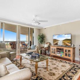 Beachfront Getaway Luxurious 3BR with Ocean Views, hotel in Pawleys Island