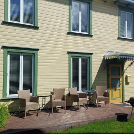Yellow Center Holiday Home
