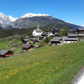 Wohnung mit schöner Sicht auf Bergpanorama und übers Tal