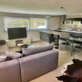 Modern and cozy apartment, hotel in Vélon