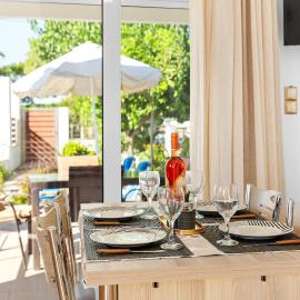 Paul’s Garden Luxury House، فندق في شاراكي