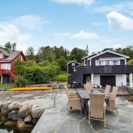 Gorgeous Home In Førde I Hordaland With Wifi, hotel u gradu 'Erve'